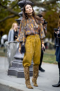 #streetstyle Different Styles Fashion List, Different Styles Fashion, Paris Street Style Spring, Top Street Style, Fashion Week Spring 2020, Moda Paris, Paris Fashion Week Street Style, Looks Street Style, Street Style Paris