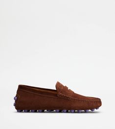 Emblem of informal and casual elegance, the Gommino Driving Shoes are the icon par excellence of Tod's world. This new contemporary version emphasizes the characteristic rubber pebbles on the outsole and heel. Result of an accurate craftsmanship, the Gommino Bubble is here proposed in soft suede, with penny bar and stamped Tod's monogram. Violet Brown, Blue Back, Light Blue Green, Driving Shoes, Boutique Online, Gift Boutique, Stitching Leather, Casual Elegance, Suede Shoes