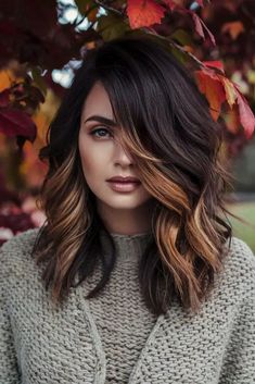 33 Herbst-Balayage-Ideen für dunkelbraunes Haar, die deinen Look verändern werden Subtle Caramel Highlights, Ideas For Dark Brown Hair, Brown Auburn Hair, Dark Brown Hair Balayage, Pumpkin Spice Hair, Fall Balayage, Aveda Hair Color, Auburn Balayage, Balayage Ideas