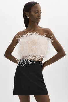 Optez pour le bustier raccourci Zaina pour un look à la fois chic et décadent. Ses plumes douces lui confèrent à la fois un aspect léger et une texture séduisante, et sa fermeture à glissière à l'arrière permet de créer une silhouette ajustée. Dressing Up, Ostrich Feathers, Seals, Feathers, Backless Dress, Dress Up, Texture, Zipper