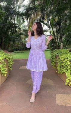 Indian Kurti Aesthetic, Short Kurti Ideas, Chikenkari Dress, डिजाइनर कपड़े, Floral Maxi Dresses, Simple Kurta Designs, Simple Kurti Designs, Stylish Short Dresses, Casual Indian Fashion