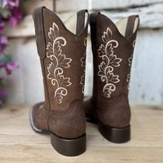 The price already INCLUDES taxes and shipping to anywhere in the United States. 
This is the style SB-420 women's western boot, presented in a versatile brown color. With a Bulldog last and square toe, this boot combines traditional comfort with modern design. Simple but authentic floral embroidery adds a touch of natural elegance. Made with crazy leather material, leather upper and lining, and a cowhide sole, it promises durability and comfort. Made in León, Mexico, this style has become a crow Western Boots For Women, Brown Western Boots, A Crow, Western Boots Women, Color Cafe, Western Boot, Design Simple, Boots For Women, Western Boots