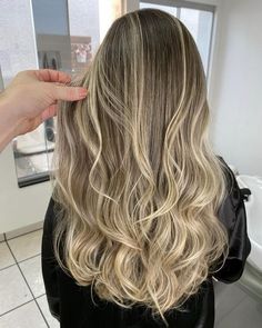 Oásis Cabelo & Arte on Instagram: "Blond Color ✨ Agendamentos e informações pelo WhatsApp (19) 99737-1993 . . . #loira #loiro #loiras #blonde #blondehair #newhair #hairstyle #newhair #haircut #instahair #hair #beleza #sp #sbo #americanasp #santabarbaradoeste #limeira #sumare #piracicaba #novaodessa #campinas #cabelo #oasiscabelos" Blonde To Brown Balayage, Full Balayage, Blond Color, Ash Brown Balayage, Balayage Ombré, Blond Balayage, Old Hairstyles, Hair Roots, Brown Balayage