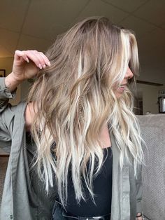 Money Piece With Balayage, Blonde Tipped Hair, Natural Blonde Hair Ideas, 2023 Hair Inspiration, Post Breakup Hair, Two Toned Hair Underneath Blonde, Light Brown And Platinum Hair, Blonde Perimeter Hair, Side Part Hair Color Ideas