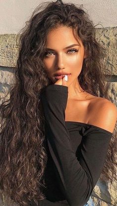 Latin Women Hairstyles, Mixed Woman Aesthetic, Mixed Woman Beautiful, Cool Hair Styles, Charismatic Woman, Ready Hairstyles, Flowers Hairstyle, Beautiful Brunette Woman, Flower Outline