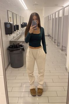 Cream Color Sweatpants Outfit, Cute Outfits For Vacation Summer, Taupe Sweatpants Outfit, Ivory Sweatpants Outfit, How To Style Tan Sweatpants, Outfits With Tan Sweatpants, Outfits With Beige Sweatpants, Creme Sweatpants Outfit, Cute Sweatpants Outfit Baddie