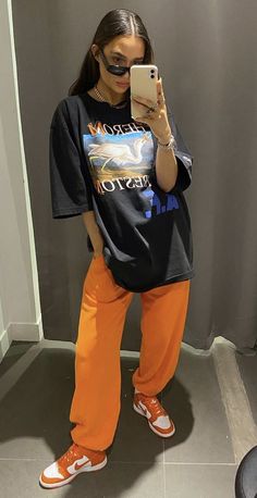 Aesthetic Girl Cute, Pantalon Orange, Famous Star, Cute Icon, Celebrity Beauty, Outfit Style