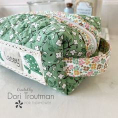 Cosmetic Boxy Pouch {Sewing Tutorial} - Therm O Web Sewing Cosmetic Bags Pattern, Sew A Cosmetic Bag, Boxy Pouch Tutorial, Cosmetic Pouch Pattern, Boxy Pouch Pattern Free, Makeup Case Pattern, Diy Bag Patterns, Box Bag Pattern, Cosmetic Bags Diy