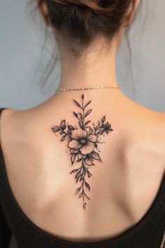 Detailed floral tattoo on a woman's back, centered between the shoulder blades. Back Tattoo Designs For Women, Flower Tattoo Placement, Delicate Feminine Tattoos, Back Tattoos For Women, Back Tattoo Designs, Back Tattoo Ideas, Compass Rose Tattoo, Realistic Rose Tattoo, Beautiful Flower Tattoos