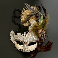 The swan-inspired beige/brown mask for women has arching feathers. Forest Mask, Mask With Feathers, Masquerade Mask Diy, Garden Outfit, Masquerade Mask Women, Beautiful Masks, Wedding Mask, Mask Ball, Fairy Wedding Dress