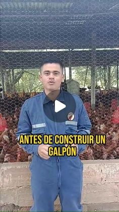 a man in overalls standing next to a chicken cage with chickens behind him and the words antes de construir un galpon