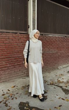 Silk Skirt Hijab Outfit, Outfit With Skirt Hijab, Satin Skirt Outfit Hijab, Hijab Skirt Outfit, Outfit Hijab Casual Rok, Pashmina Inner, Modest Outfits Muslim, Skirt Ootd, Rok Outfit