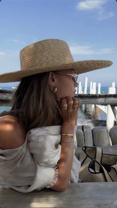 Hanna Schonberg, Kate Moss Street Style, Summer Beach House, Crazy Hat Day, Wide Brim Straw Hat, Miu Miu Sunglasses, European Summer Outfits, Beach Fits, Beach Chic