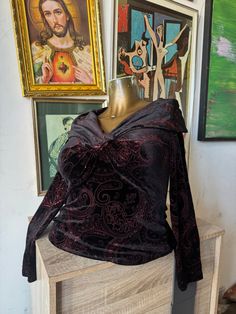 This 90s velvet evening top in size S/M features a stunning design that exudes elegance and sophistication. Made from high-quality materials, it offers a comfortable fit and adds a touch of luxury to your wardrobe. Perfect for any special occasion, this top is a must-have for any fashion-forward individual. size: S/M pre-owned 90s Velvet, Evening Tops, Papua New Guinea, Bosnia And Herzegovina, Fashion Forward, Special Occasion, Comfort Fit, Womens Tops, Velvet