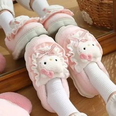 Diese entzückenden Hello Kitty-Hausschuhe bieten behaglichen Komfort dank des weichen, plüschigen Materials und sind ideal zum Entspannen zu Hause, während sie Ihre Füße warm und stilvoll halten. Kawaii-Ästhetik Sanrio-Figuren: Hello Kitty, Cinnamoroll, Kuromi, My Melody, Pompompurin Plüschtier-Design oben Bequemes Des Cute Fluffy Indoor Slippers, Cute Fluffy Slippers For Indoor Use, Cute Pink Super Soft Slippers, Pink Cute Super Soft Slippers, Pink Kawaii Slippers For Indoor, Cute Plush Indoor Slippers, Pink Cute Slippers With Super Soft Details, Kawaii Soft Slippers With Round Toe, Cute Fluffy Slippers With Round Toe