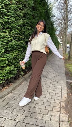 Styling With Brown Pants, Brown Pants Casual Outfit, Brown And Beige Winter Outfit, Straight Brown Pants Outfit, How To Style A Brown Pants, Beige Pant Winter Outfit, Brown Pant Winter Outfit, Hairstyles For Sweaters Outfit, Outfit For Brown Pants