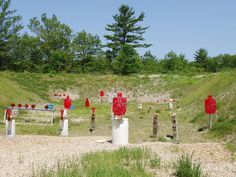 there are many red and white posts in the grass