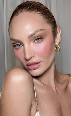 Candice Swanepoel Makeup, Strawberry Makeup, Going Out Makeup, Twenty Twenty, Formal Makeup, Natural Glowy Makeup, Makeup For Blondes, Chanel Makeup, Vintage Outfit