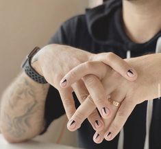 Diseños de uñas que le puedes hacer a tu novio | Es la Moda Male Manicure Aesthetic, Malepolish Nails, Men’s Minimalist Nails, Minimalist Nails Men, Men’s Manicure, Nails Hombres, Men Manicure