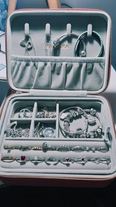 Pandora Aesthetic, Pandora Jewelry Box, Jewelry Pandora, Pandora Rings, Jewelry Accessories Ideas, Pandora Bracelet Charms, Jewelry Lookbook, Girls World, Pandora Bracelets