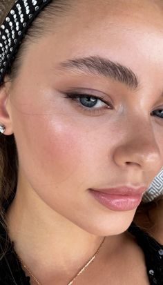 Neutral Undertone Makeup, Cool Undertones Makeup, Conturing Makeup, Neutral Undertone, Makeup News, Cool Makeup Looks, Minimal Makeup, Cool Undertones, Clean Makeup