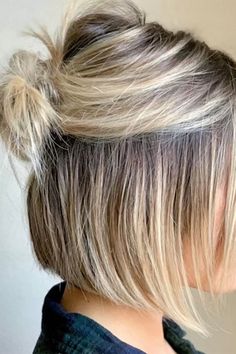 Short Hair Bun, Easy Bun Hairstyles, Short Hair Trends, Best Short Haircuts, Half Up Hair, Short Bob Hairstyles, Short Hair Cuts For Women