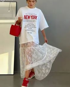 ¿Que te parece? ¿Es tu estilo? Sheer White Skirt Outfit, Long White Lace Skirt Outfit, Red Lace Skirt Outfit, Long Lace Skirt Outfit, Dinner Guest Outfit, Long White Skirt Outfit Summer, Lace Maxi Skirt Outfit, New York Fashion Summer, Lace Skirt Outfit Ideas