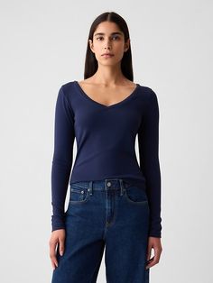 Gap Tops For Everyday Fall Wear, Everyday Gap Tops For Fall, Gap Everyday Tops For Fall, Gap Everyday Fall Tops, Casual Elastane T-shirt For Fall, Casual V-neck Top By Gap, Gap V-neck Tops For Fall, Blue V-neck Elastane Top, Petite Size