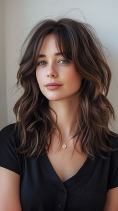 The longer version of the bob, known as the lob, grazes the shoulders and offers versatility, allowing for both sleek and wavy styles. Layered Hair With Bangs, Bangs With Medium Hair, Haircuts For Wavy Hair, Midlength Haircuts, Chic Hairstyles, Long Layered Hair, Medium Hair Cuts, Shoulder Length Hair