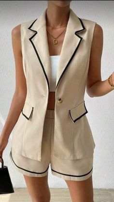 Short Summer Skirts, Stylish Fall Outfits, Stylish Work Attire, Moda Chic, Vest Blazer, Blazer And Shorts, Basic Outfits, Classic Outfits, Autumn Fashion Women