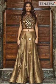 beautiful golden lehenga https://www.facebook.com/nikhaarfashions Orang India, Latest Lehenga Designs, Skirt And Crop Top, Gaun Fashion, Indian Designer Outfits, Designer Dresses Indian