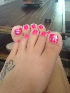 Pedicure Heart Designs, Preppy Pedicure Ideas, Tropical Vacation Pedicure Ideas, Vacation Nails Pedicures, Vacation Nails Natural Nail, Tropical Pedicure Designs, Beach Nails Toes, Tropical Toe Nails