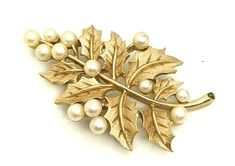 Fabulous Crown TRIFARI Holly Berry Brooch Holiday Christmas Fabulous B24-14 Gold Christmas Brooches For Formal Wear, Elegant Holiday Jewelry Brooch, Gold Brooches For Formal Christmas Occasion, Holiday Formal Jewelry Brooch, Elegant Christmas Brooch Jewelry, Holiday Formal Brooch Jewelry, Formal Christmas Brooch Jewelry, Elegant Christmas Jewelry With Brooch, Formal Holiday Brooch Jewelry