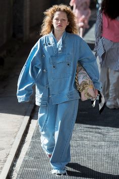 Marques ' Almeida Spring 2018 Ready-to-Wear  Fashion Show Collection Denim Design, Fashion Show Collection, Fashion 2020, Looks Style, Mode Inspiration, Denim Outfit, Shibori, Fashion Details, Vintage Denim