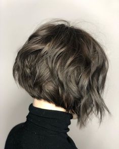 Wavy Inverted Bob Haircut Back View Wavy Inverted Bob, Curly Inverted Bob, Inverted Bob Short, Haircuts Women, Inverted Long Bob, Inverted Bob Haircuts, Κούρεμα Bob, Inverted Bob Hairstyles