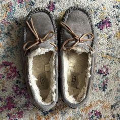 Gray UGG slippers #UGG #Slippers
Women’s size 4
Cutest little slippers, but don’t fit anymore😔 Grey Ugg Slippers, Gray Ugg, Slippers Ugg, Ugg Slippers Women, Ugg Slippers, Slippers Women, Women's Slippers, Slipper Shoes, Womens Uggs