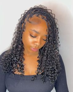 @styledbyarii_ on Instagram: "i think this might be one of my fav braided hairstyles😍😍  BOOK: Boho bob braids  **hair specs: freetress deep twist hair(synthetic hair)**  #bobknotlessbraids #bobknotless #knotlessbraids #knotlessbraidslondon #bohobraids #bohobraidslondon #bohemianbraids #bohemianbraidslondon #goddessboxbraids #goddessbraids #londonbraider #braidernearme #holidaybraids #holidayhairstyle #explore #explorepage #fyp #blackgirlmagic #melaninpoppin #styledbyarii_" Goddess Bob Box Braids, Knotless Bob Goddess Braids, Short Medium Goddess Braids, Mid Back Box Braids With Curly Ends, Braided Curly Bob, Short Boohoo Knotless Braids, Holiday Braided Hairstyles, Small Boho Bob Knotless Braids, Short Knotless Box Braids With Curly Ends Hairstyles