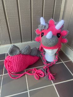 a crocheted hat and bag sitting on the ground