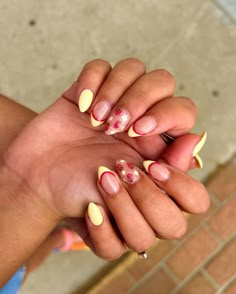 44 Cute Almond Nails Inspo To Feel Like a Princess Noah Kahan Nails, Retro Nail Art Vintage, Dragon Fruit Nails, Jenna Kelly, Cute Almond Nails, Future Nails, Feel Like A Princess, Retro Nails, Nice Nails