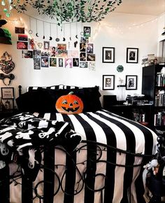 a bedroom decorated for halloween with black and white decor