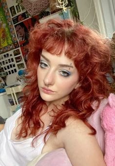 Red Hair Blue Eyeshadow, Eyebrow Piercing With Bangs, Short Bangs Wavy Hair, Red Hair And Eyebrows, Ginger And Red Hair, Red Short Curly Hair, Short Red Hair With Bangs, Eyebrow Piercing Aesthetic, Short Curly Red Hair