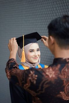 Inspirasi foto wisuda #wisuda #selfphoto #selflove #besties #collection #inspiration #inspired #graduation Couple Convocation Photo, Graduation Poses Family, Graduation Poses Studio, Graduation Ideas Photoshoot, Family Graduation Photoshoot, Graduation Photoshoot Studio, Graduation Poses Photo Shoots, Grad Photos Couple, Graduate Poses