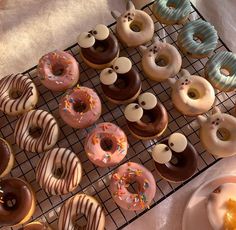 there are many doughnuts on the cooling rack