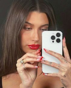 20 Chrome French Tip Designs That You'll Want On Your Nails ASAP Red Chrome Nails, Hayley Bieber, Estilo Kylie Jenner, Chrome Nail Art, Celebrity Nails, Fall Manicure, Colorful Nails