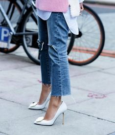 How to wear cropped flare jeans - TrendSurvivor Denim Fits, Moda Hippie, Moda Denim, Look Rose, Look Jean, Mode Hippie, Oufits Casual, Jean Flare