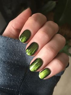 30 Hottest Cat Eye Nails: The Trendiest Manicure Style Nail Design Glitter, Chic Manicure, Cat Eye Nails Polish, Green Nail, Nail Jewelry, Rainbow Nails