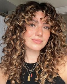 22 Flattering Ways To Pair Curtain Bangs With Curly Hair Summer Highlights Curly Hair, Curly Hair Bangs Glasses, Curly Hair Shag Haircut, Money Piece Curly Hair, Curly Hair Color Ideas, Curly Hair Color, Spring Hair Color Trends, Curly Cuts