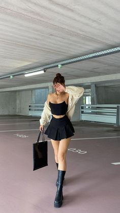 Casual Boots Outfit, Mode Poses, Rok Outfit, Short Skirts Outfits, Cute Skirt Outfits, Foto Poses, Looks Street Style, Mode Inspo, Parking Lot