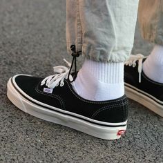 Male Shoes Aesthetic, Estilo Vans, Vans Aesthetic, Mode Shoes, Vans Outfit, Vans Style, Mens Fashion Streetwear, Aesthetic Shoes