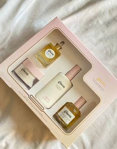 Unwrap the sweetness with the Gisou gift set! 🎁✨ The perfect treat for your hair and skin. #Gisou #GiftSet #HoneyInfusedBeauty Gisou Hair Products Aesthetic, Hair Care Gift Set, Gisou Gift Set, Gisou Hair Set, Gisou Set, Pretty Manifestation, Gisou Products, Routine Hair Care